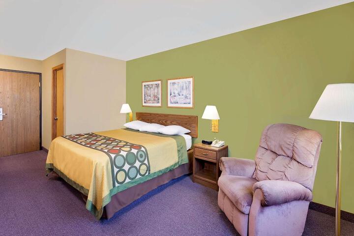 1 Queen Bed (18 of 19)