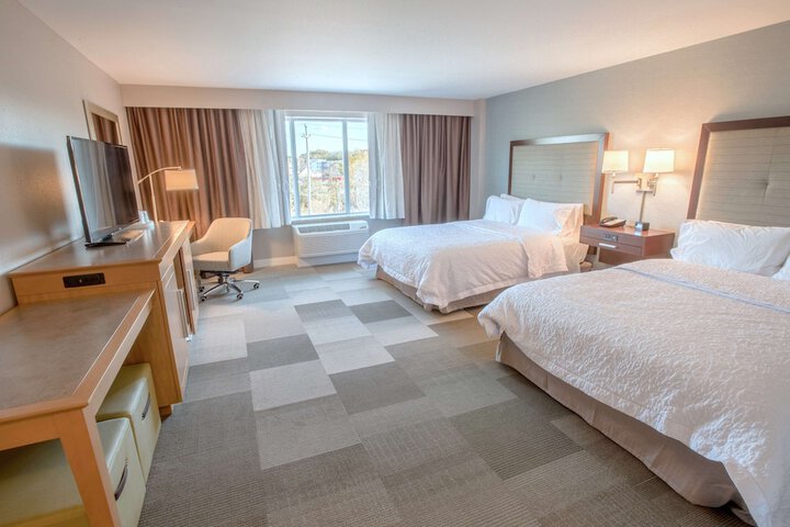 2 Queen Beds (8 of 12)