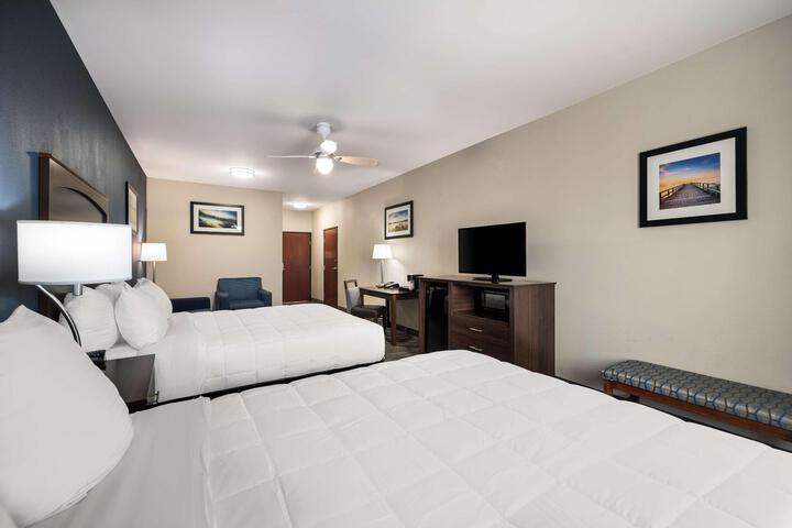 Accessible Suite King Bed Mobility Accessible Comast Bathtb Microfridge Sofa Bed Full Breakfast (4 of 22)