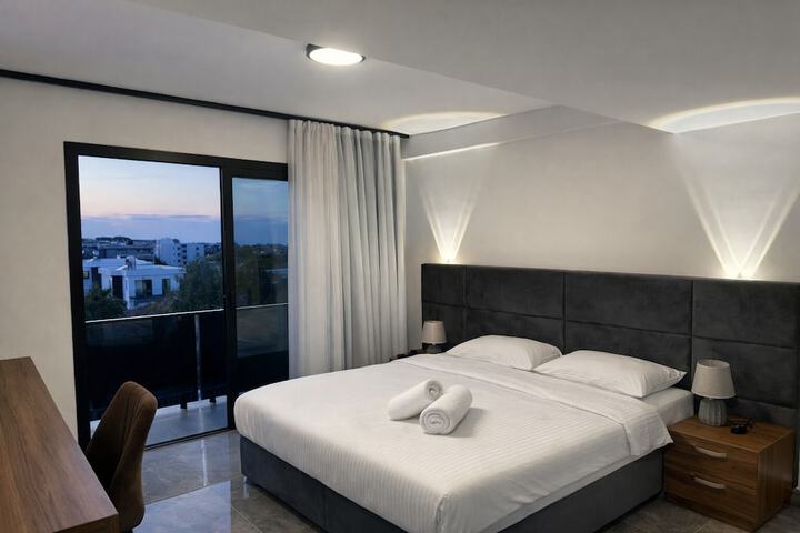 Room 6 of 28
