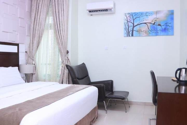 Room 6 of 33
