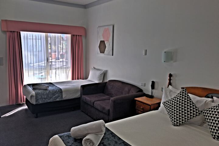 Room 13 of 32