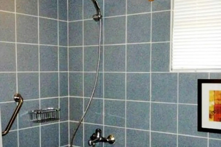 Room 6 of 18