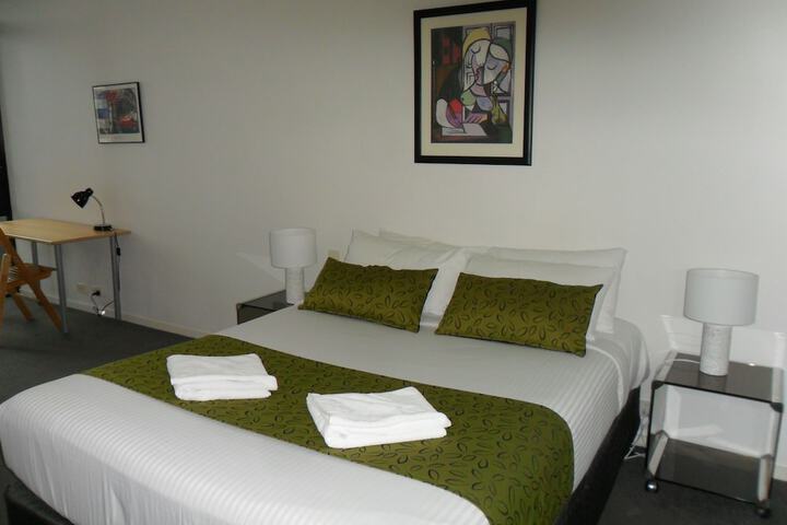 Room 27 of 99