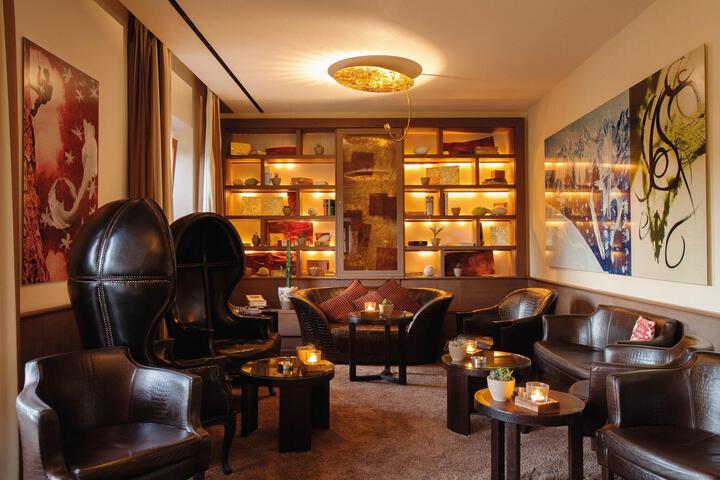 Lounge 28 of 61
