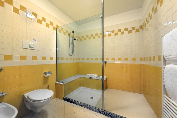Room 11 of 25