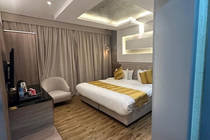 Room 32 of 43