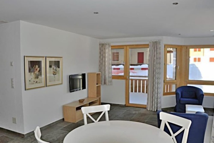 Room 5 of 12
