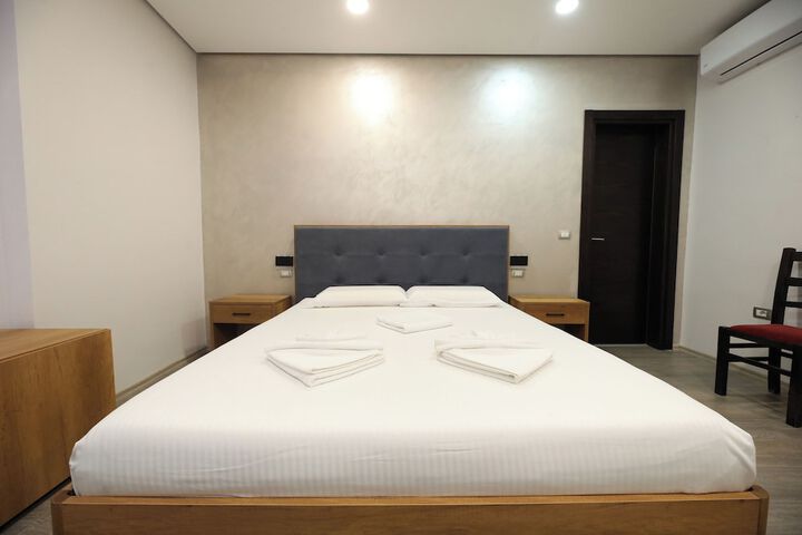 Room 8 of 99