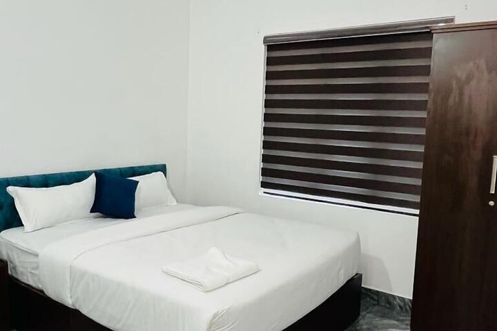 Room 8 of 11