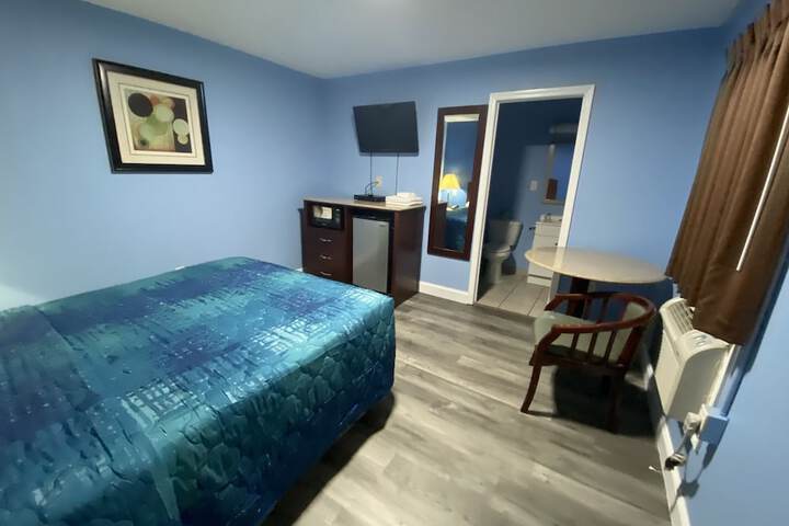 1 Queen Bed (60 of 69)