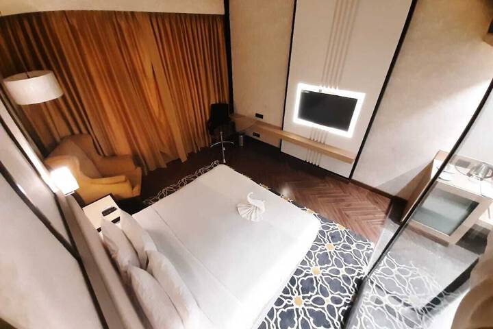 Room 6 of 63