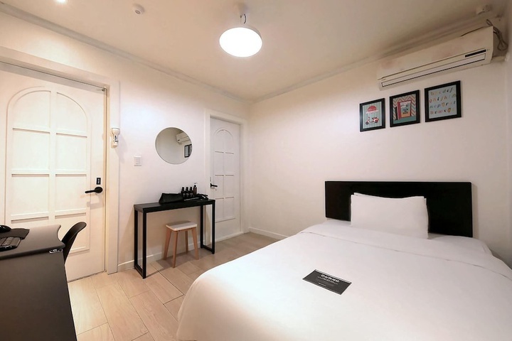 Room 6 of 15