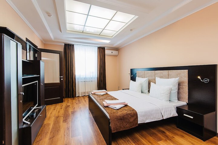 Room 3 of 90