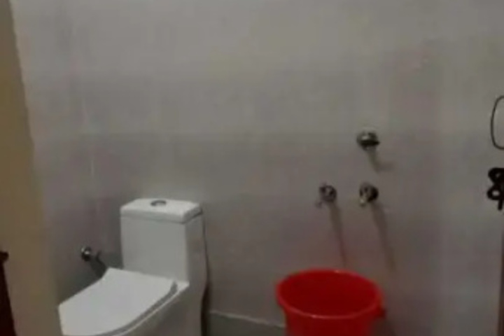 Room 7 of 11