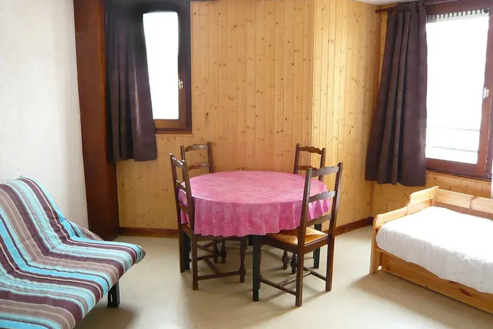 Room 2 of 6