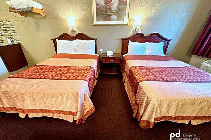 1 Queen Bed (2 of 17)