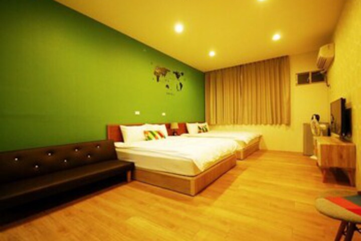 Room 4 of 32