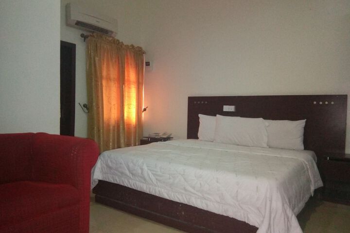 Room 12 of 25