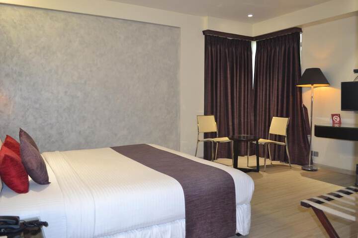 Room 28 of 65
