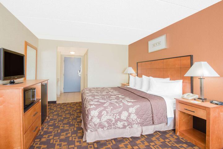 1 King Bed Business Room (3 of 6)
