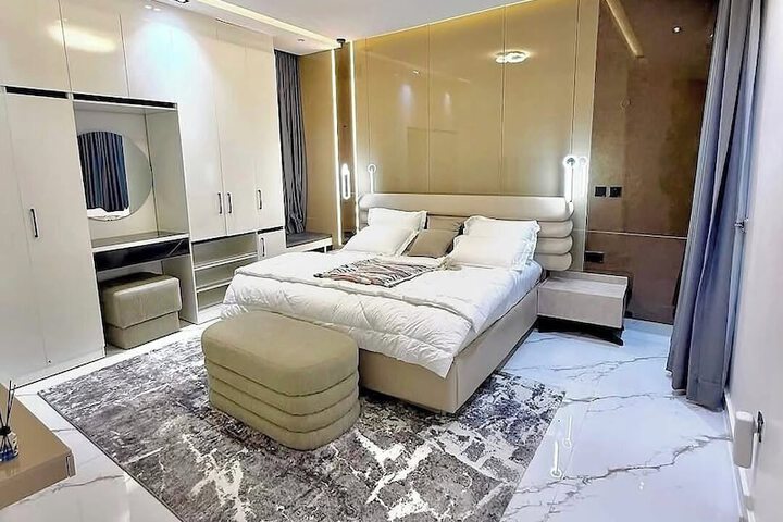 Room 10 of 33