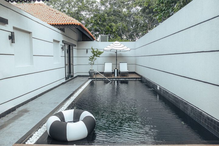 Hotel with Pool