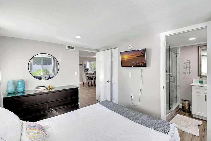 Room 7 of 33