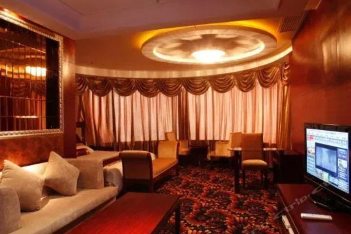 Room 4 of 13