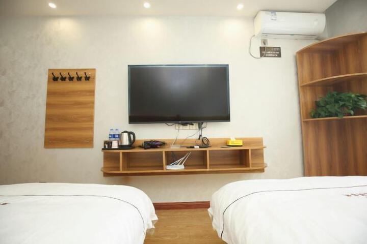 Room 13 of 142
