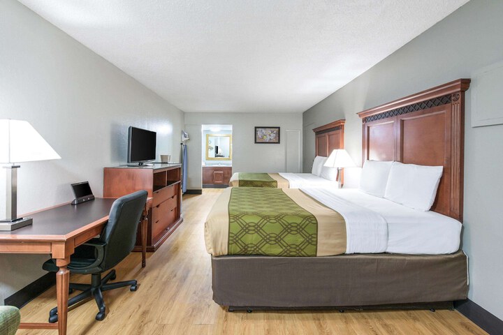 2 Queen Beds (2 of 9)