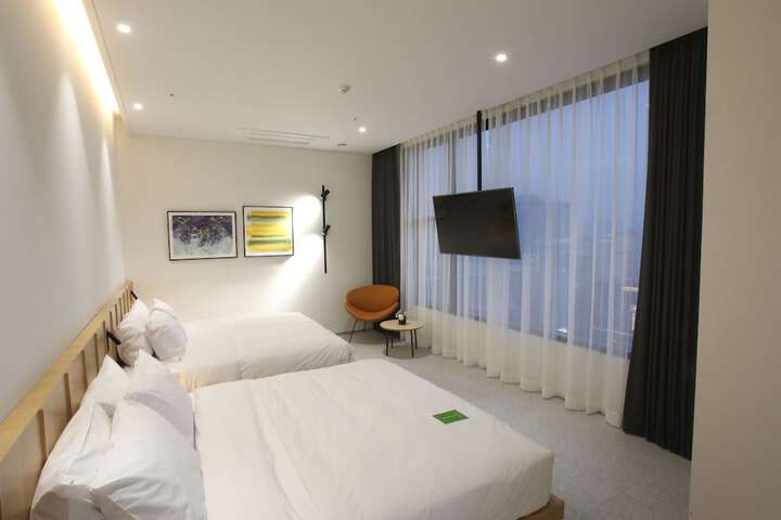 Room 7 of 14