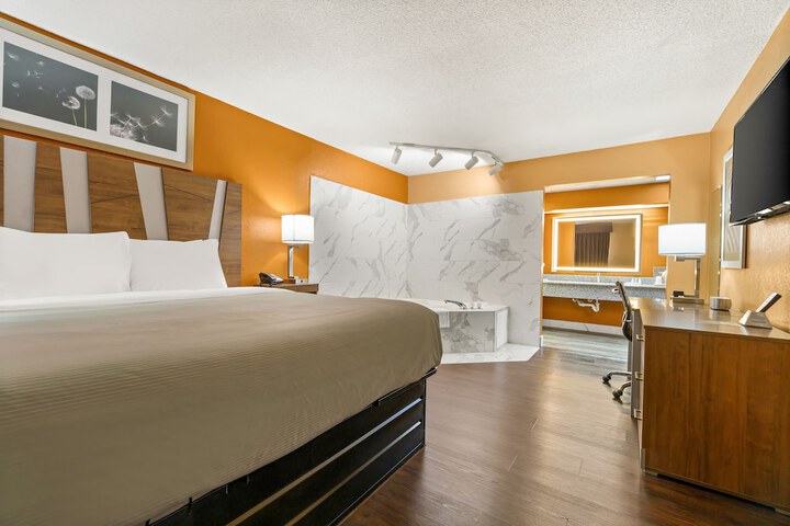 1 King Bed (26 of 30)