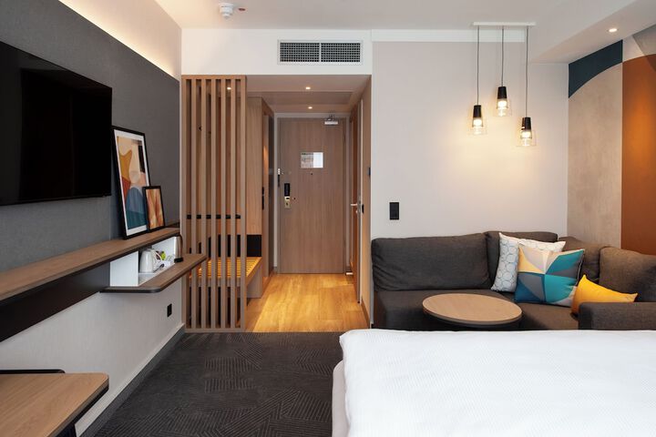 Room 34 of 182