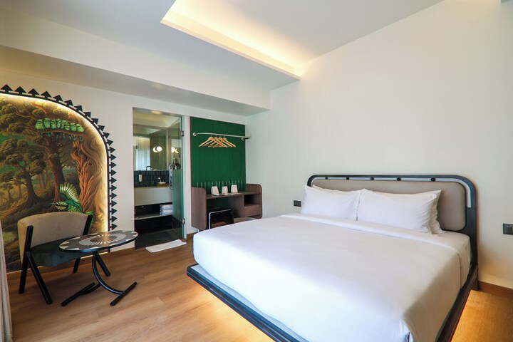 Room 4 of 102