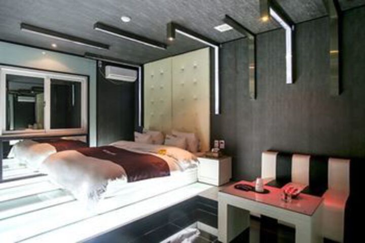 Room 4 of 10