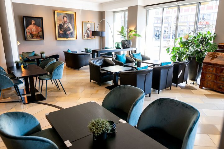 Lounge 86 of 102
