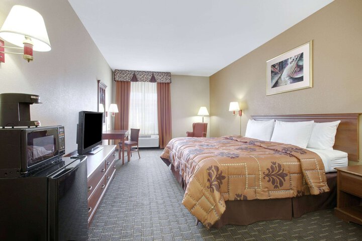 1 Queen Bed Accessible (1 of 5)