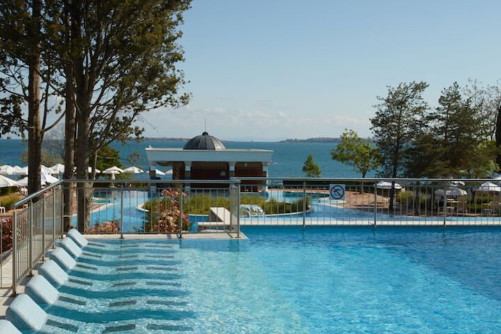 Pool 44 of 127