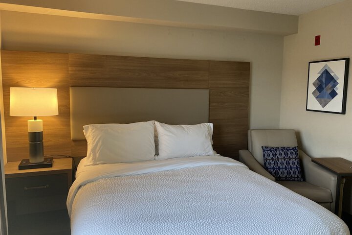 Queen Bed Accessible (9 of 32)