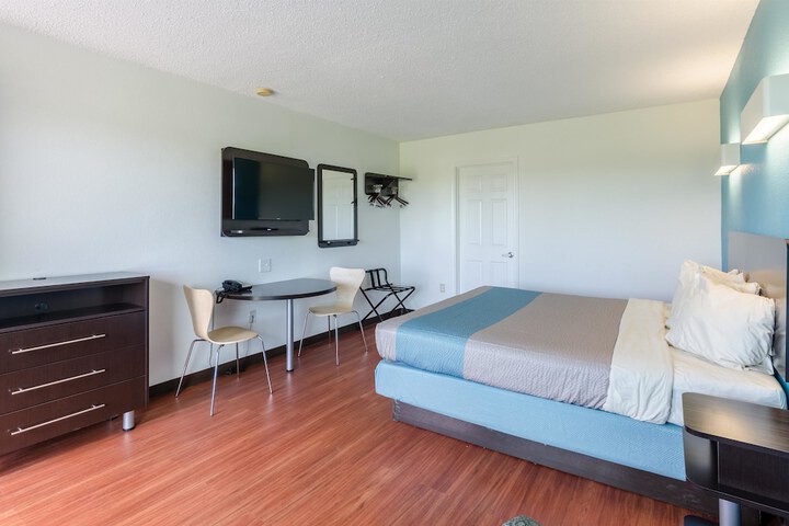 1 King Bed (3 of 11)