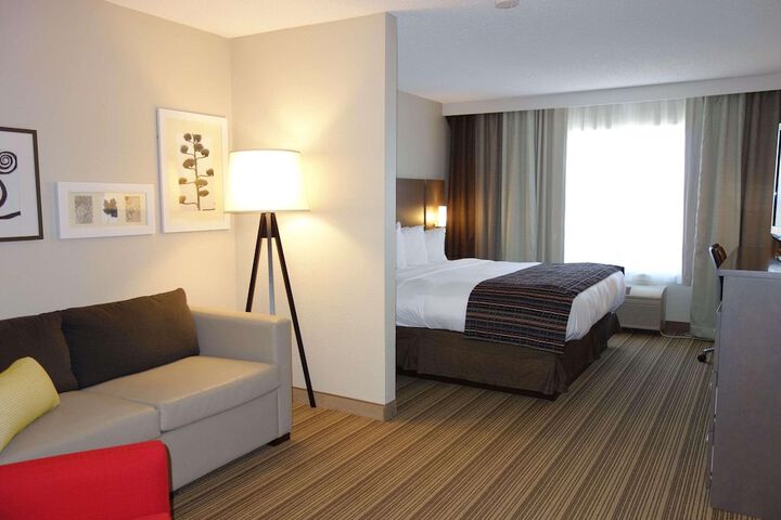 1 King Bed (4 of 8)