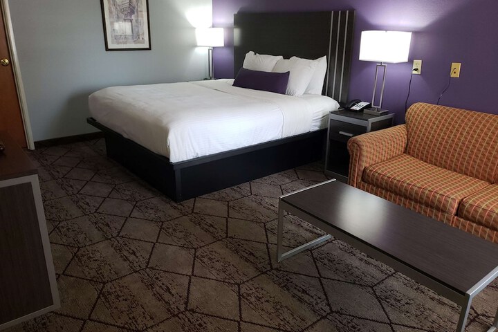 1 King Accessible Walk in Shower Love Seat Exterior Corridor Full Breakfast (9 of 26)
