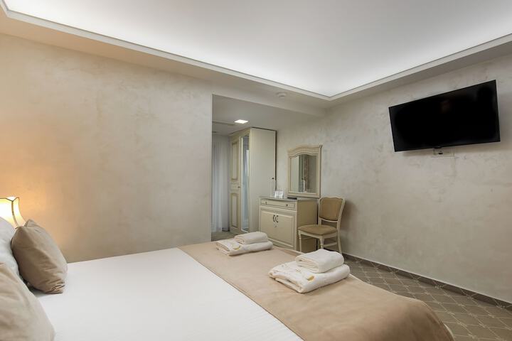 Room 21 of 103