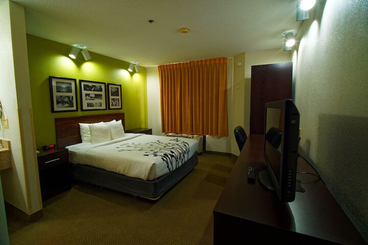 1 Queen Bed (2 of 4)