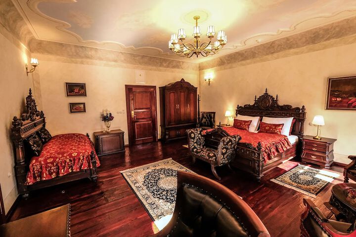 Room 12 of 183