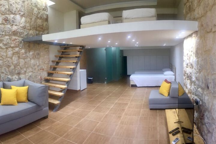 Room 4 of 192