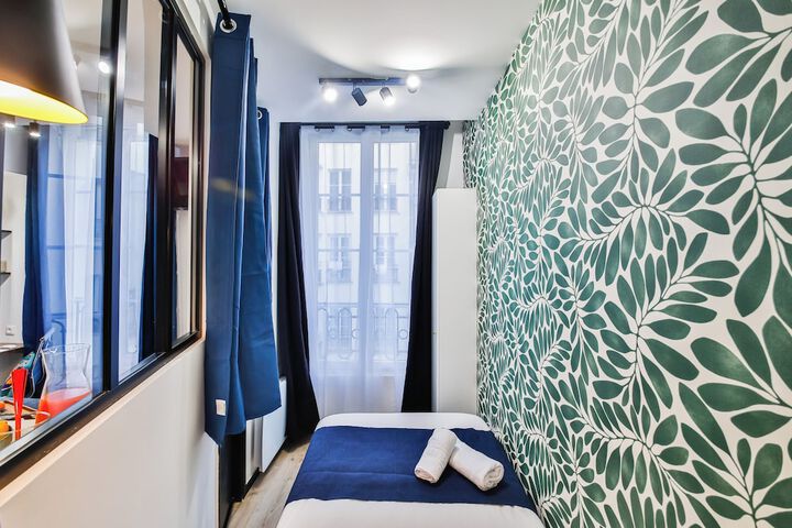 Room 43 of 216