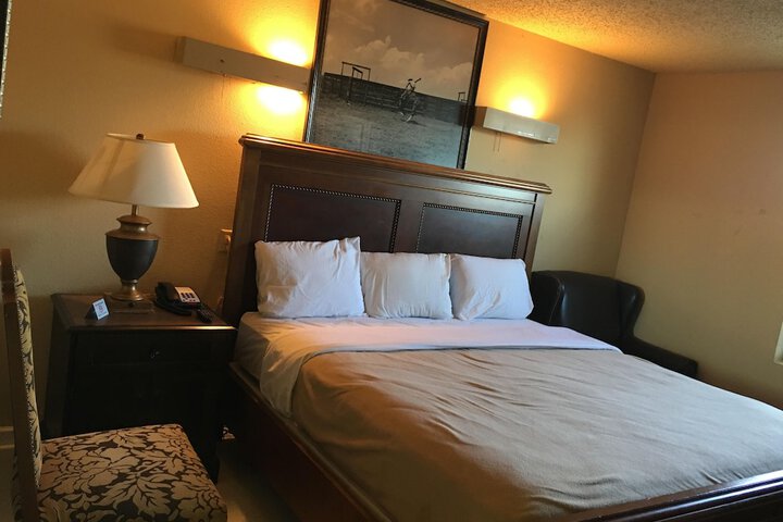 Room 25 of 38
