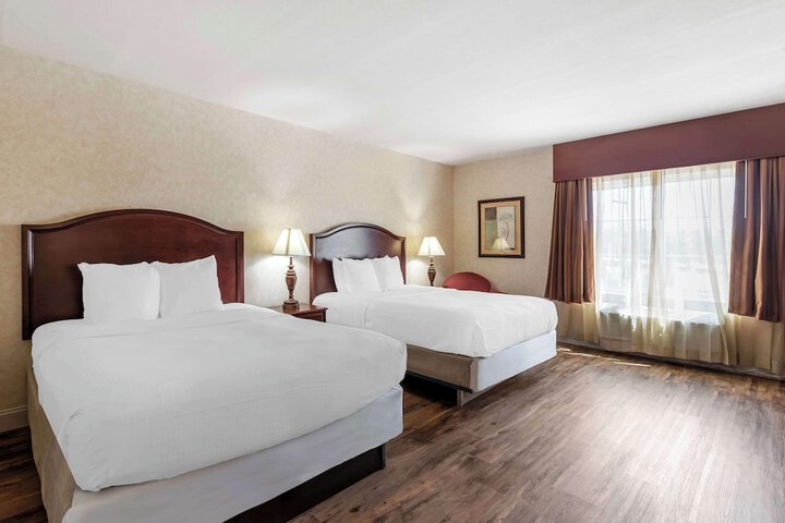 2 Queen Beds (6 of 16)